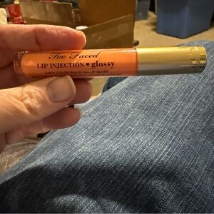 Too Faced Lip Injection Glossy-Babe Alert